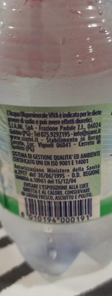 Acqua leggermente frizzante