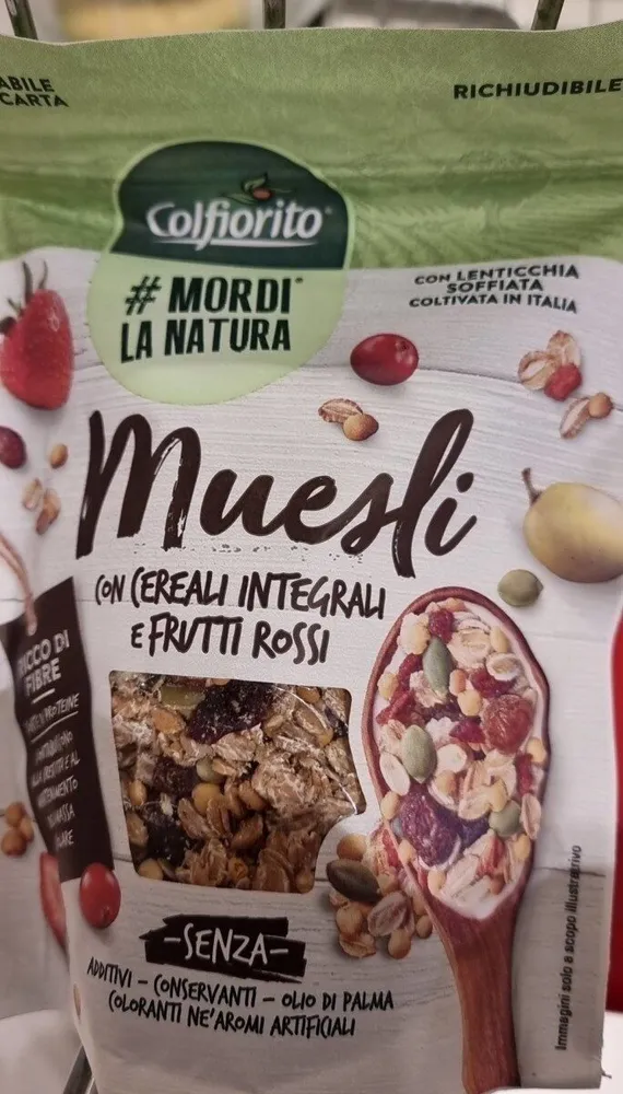 Muesli con cereali integrali e frutti rossi