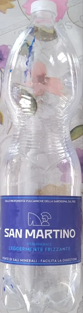 Acqua minerale naturale leggermente frizzante