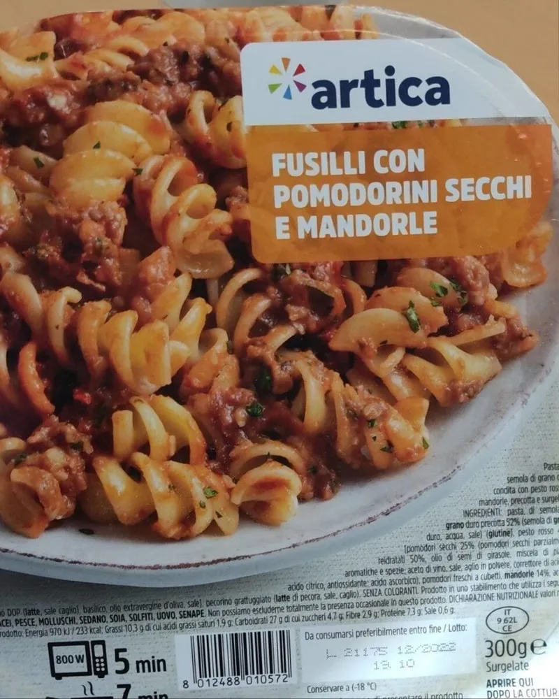 Fusilli con pomodorini secchi e mandorle