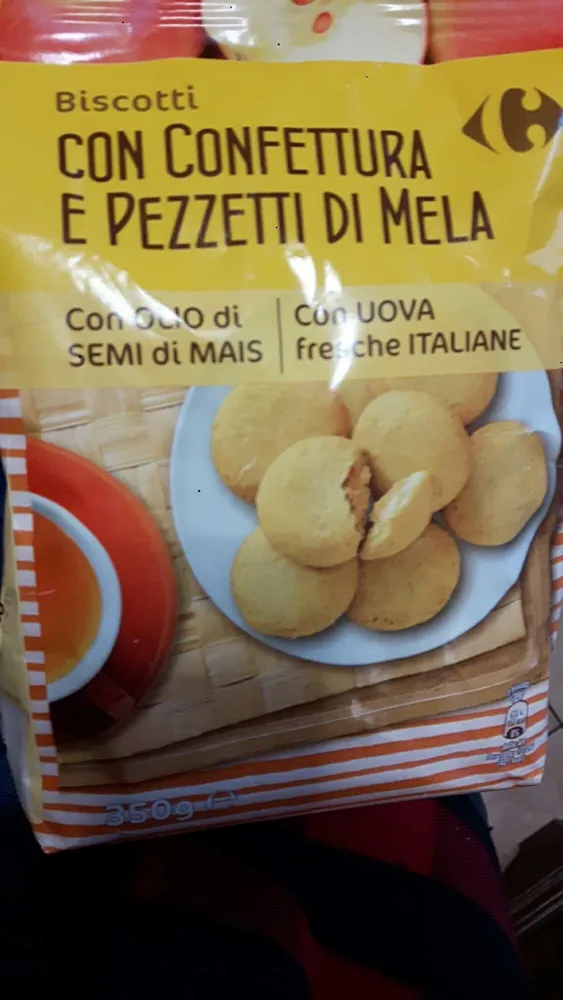 Biscotti con confettura e pezzetti di mela