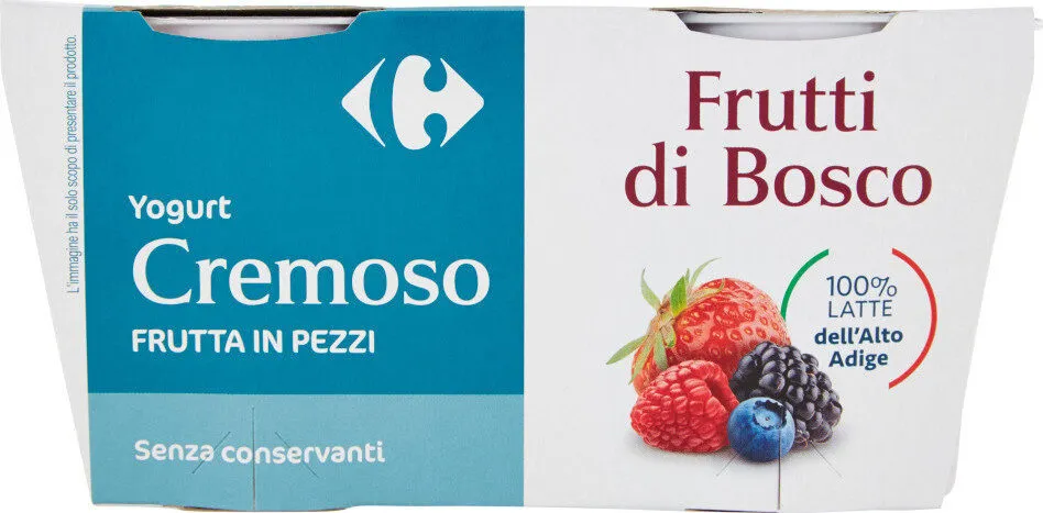 Yogurt cremoso frutta in pezzi frutti di bosco