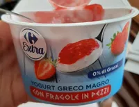 Yogurt greco magro con fragole in pezzi