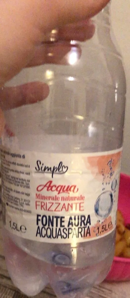 Acqua minerale naturale frizzante