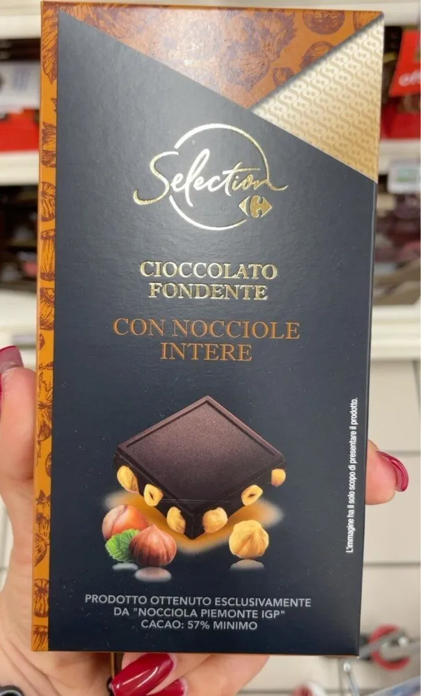 Cioccolato fondente con nocciole intere