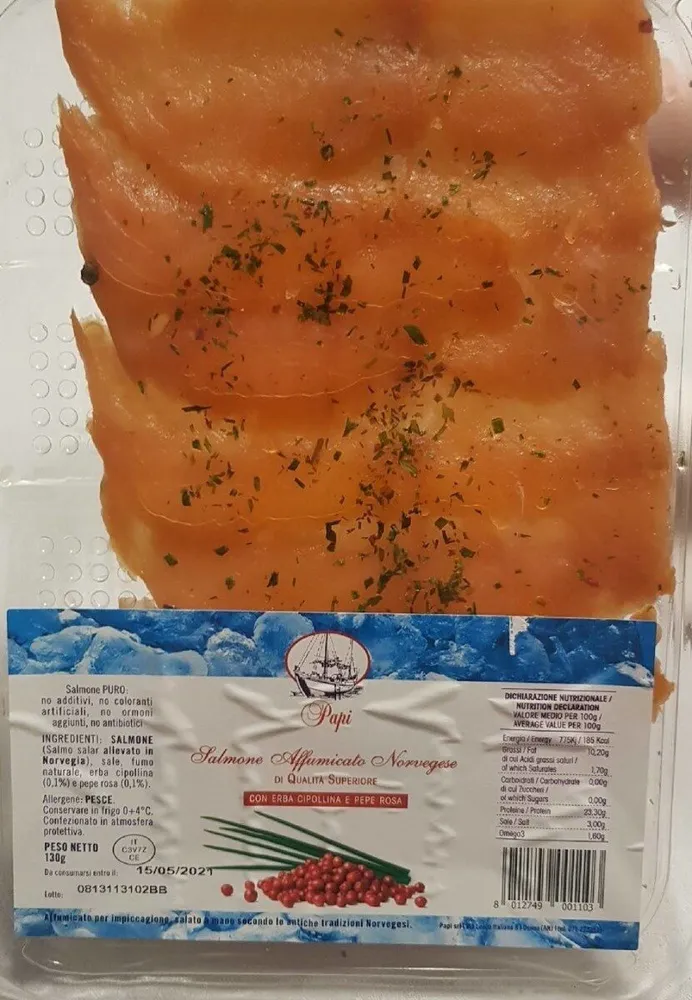 Salmone affumicato norvegese con erba cipollina e pepe rosa