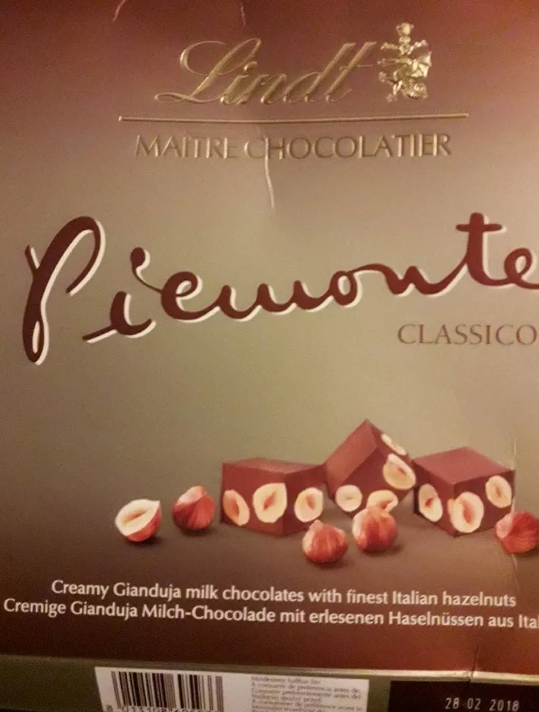 chocolat au lait et aux noisettes gianduja avec des noisettes entières