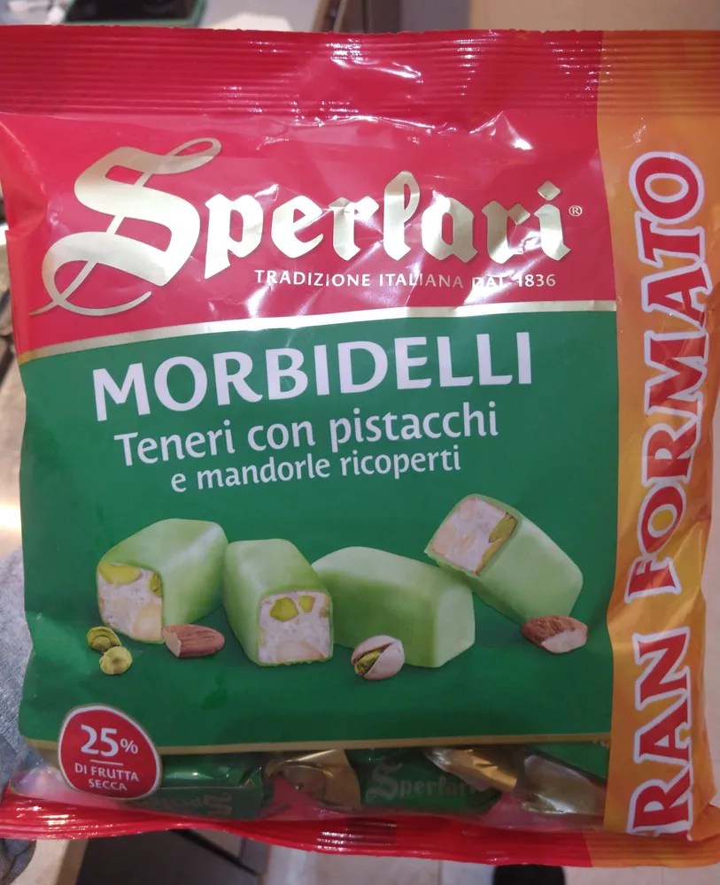 Morbidelli teneri con pistacchi e mandorle ricoperti