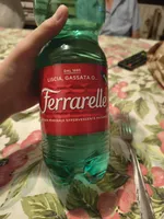 Acqua minerale effervescente naturale