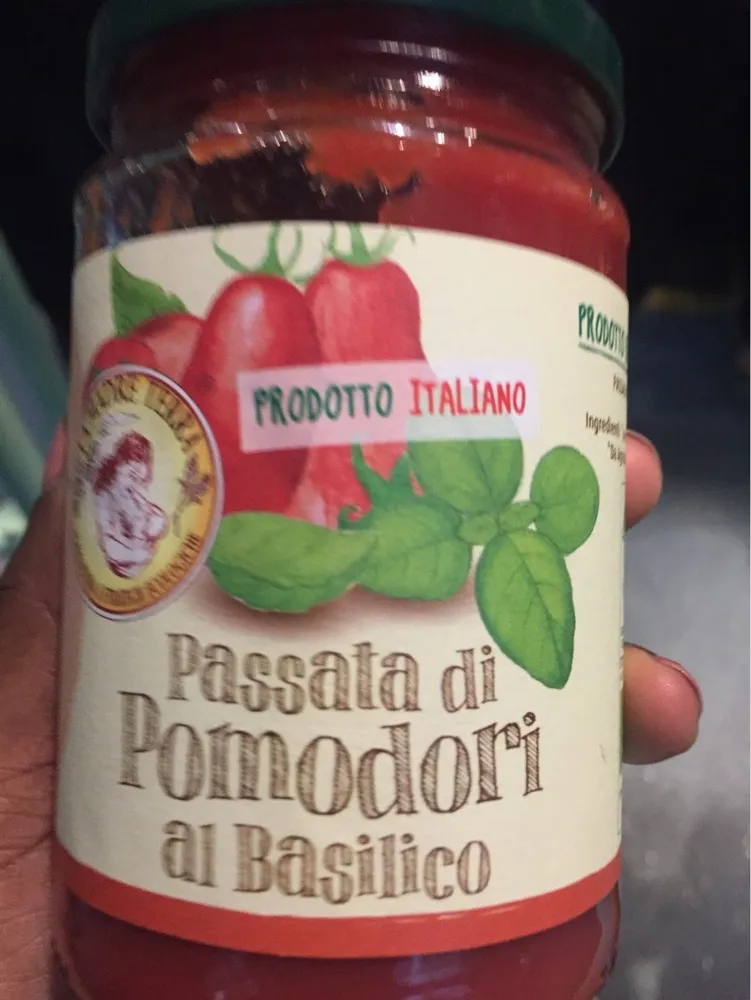 Passata di pomodori al basilico