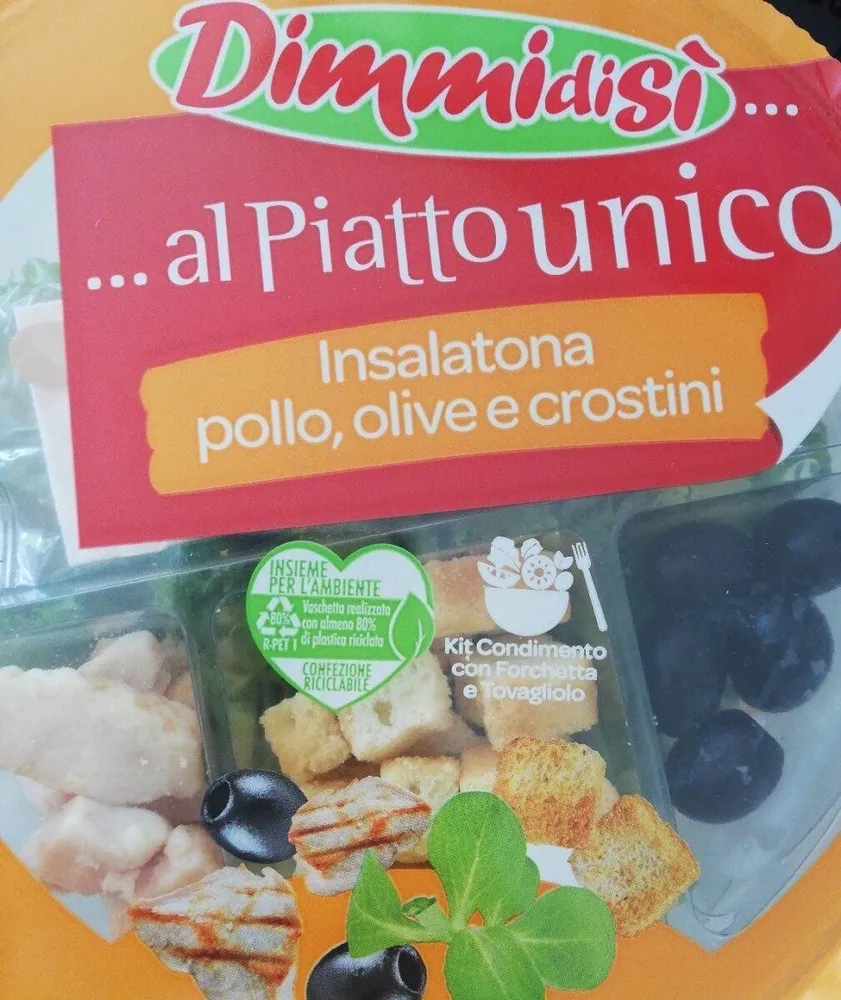 Insalatona pollo, olive e crostini