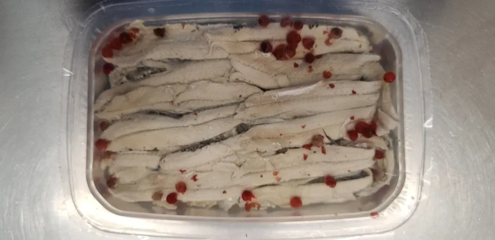 FILETTI DI ALICI CON PEPE ROSA IN OLIO