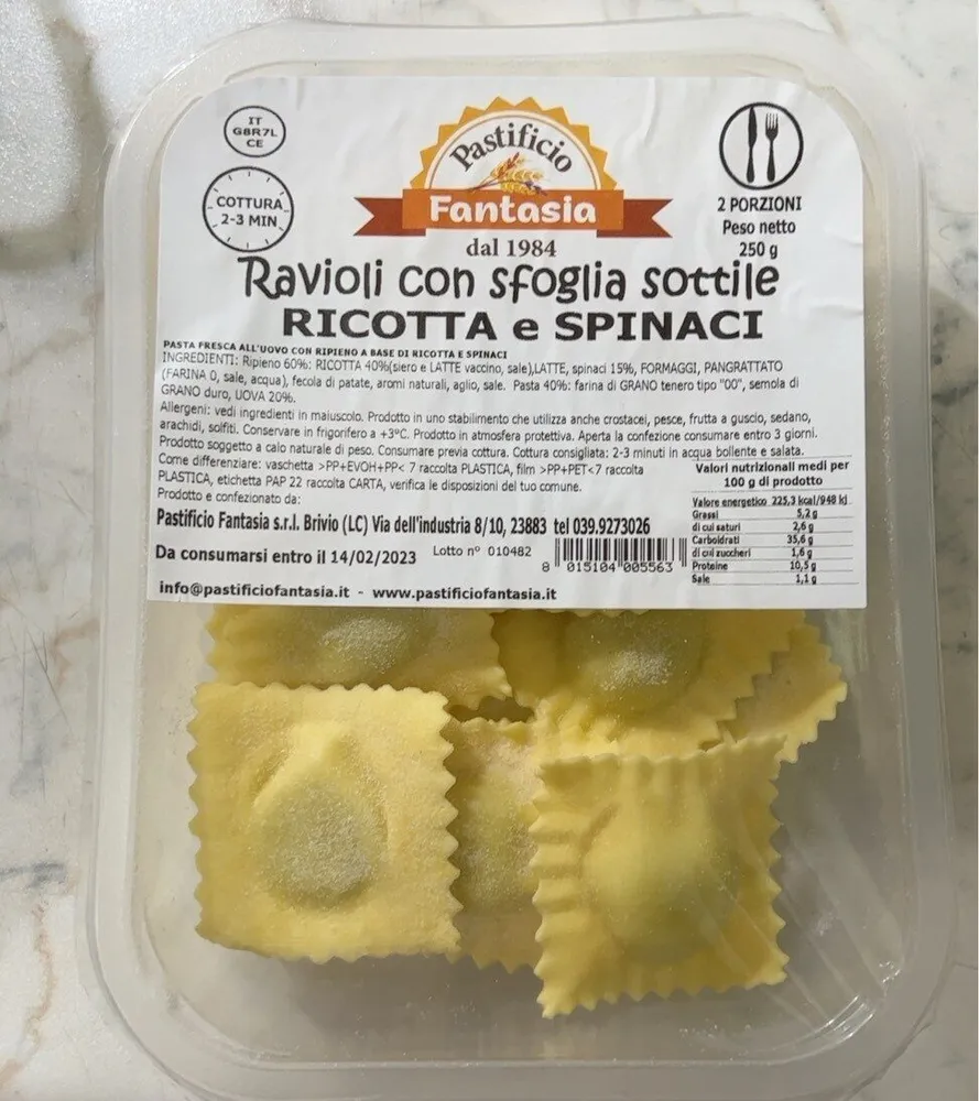 Ravioli con sfoglia sottile ricotta e spinaci