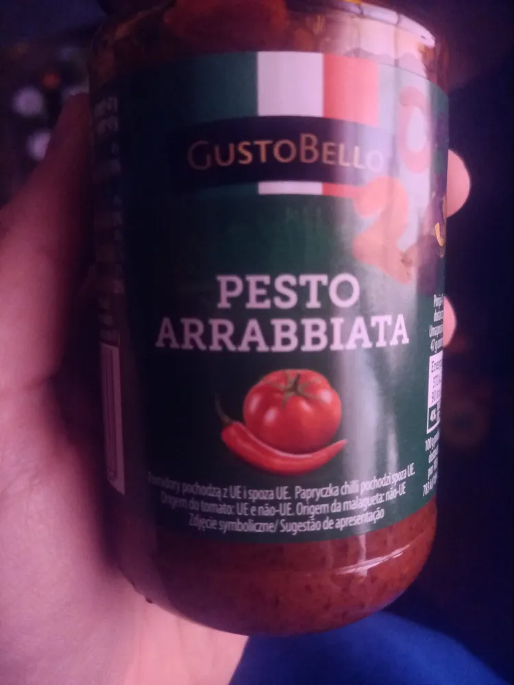 Pesto z pomidorami i papryką chilli