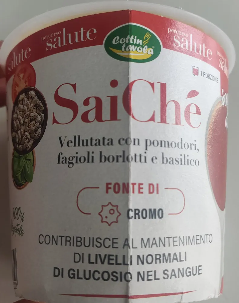 SaiChé vellutata con pomodori, fagioli borlotti e basilico
