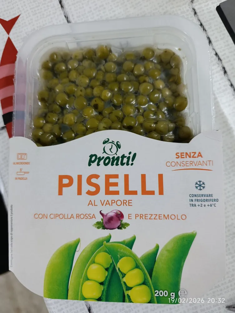 Piselli al vapore con cipolla rossa e prezzemolo