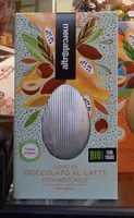 Uovo cioccolato al latte con nocciole