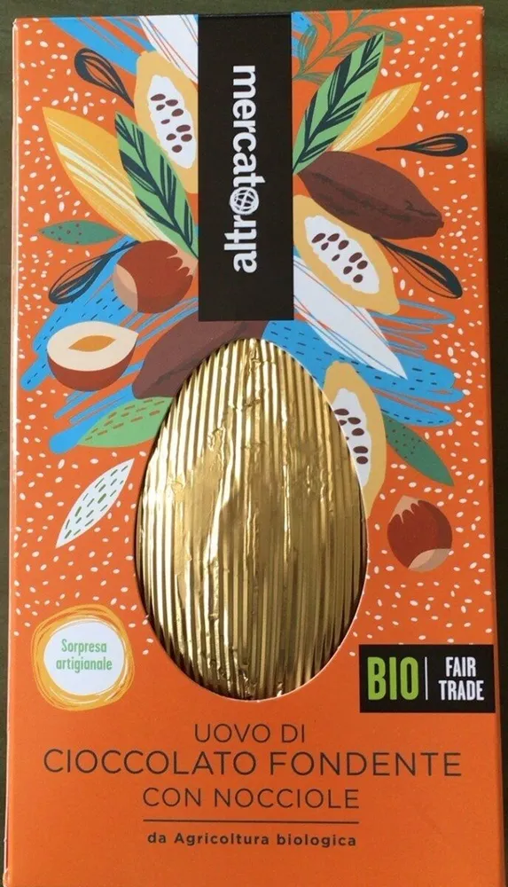 Uovo di cioccolato fondente con le nocciole