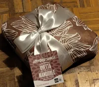 Colomba uvetta decorata con mandorle
