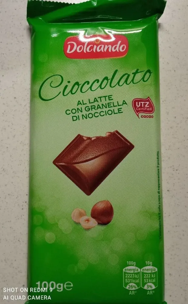 Cioccolato al latte con granella di nocciole