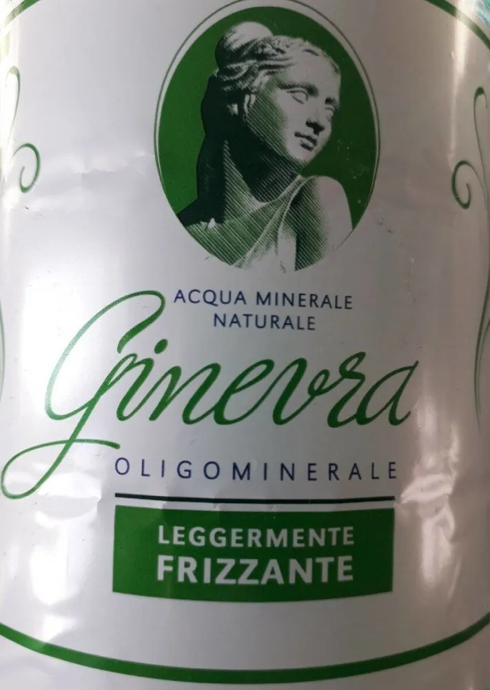 Acqua leggermente frizzante
