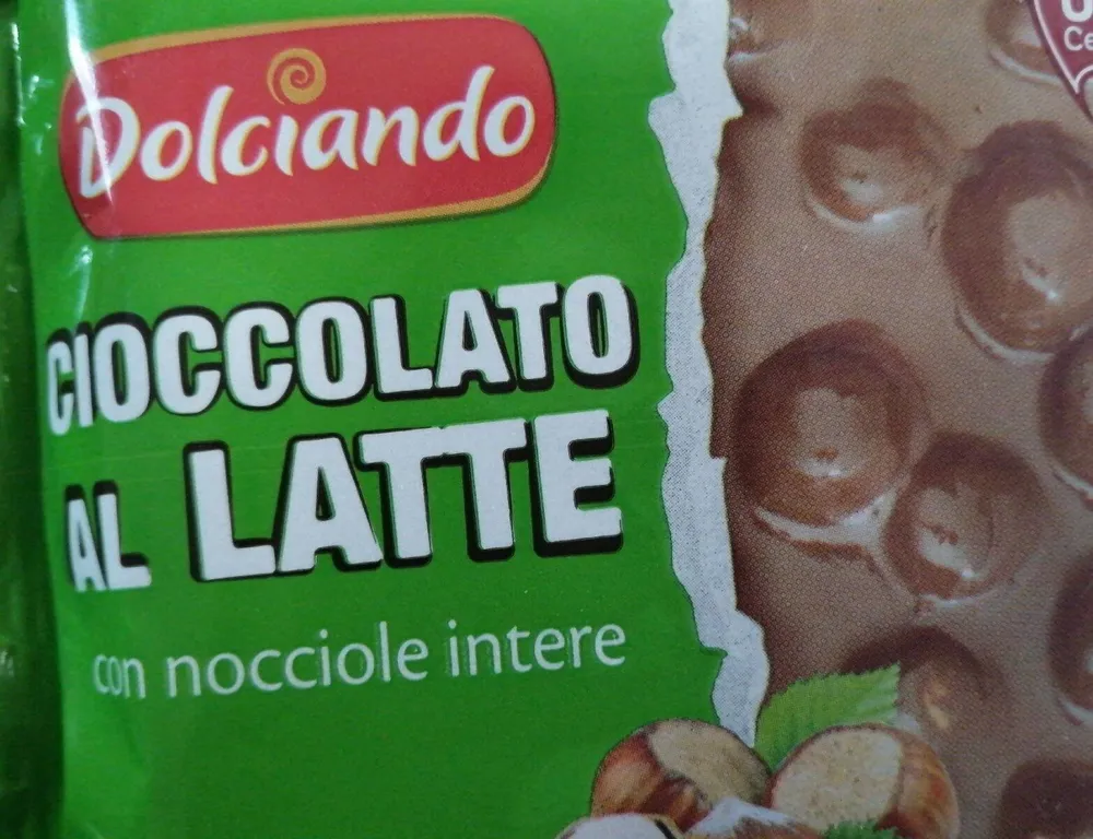 Cioccolato al latte con nocciole