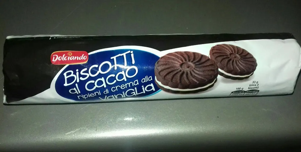 biscotti al cacao ripieni di crema alla vaniglia