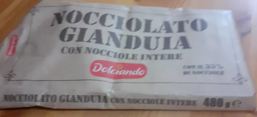 Cioccolato gianduia con nocciole intere