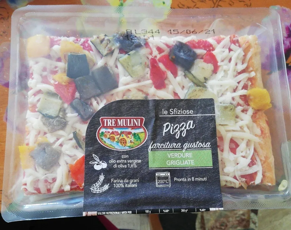 Le sfiziose Pizza  farcitura gustosa verdure grigliate