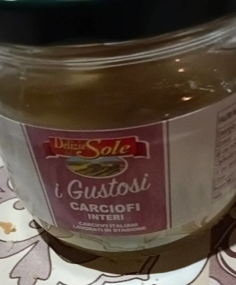 I gustosi carciofi interi delizie del sole