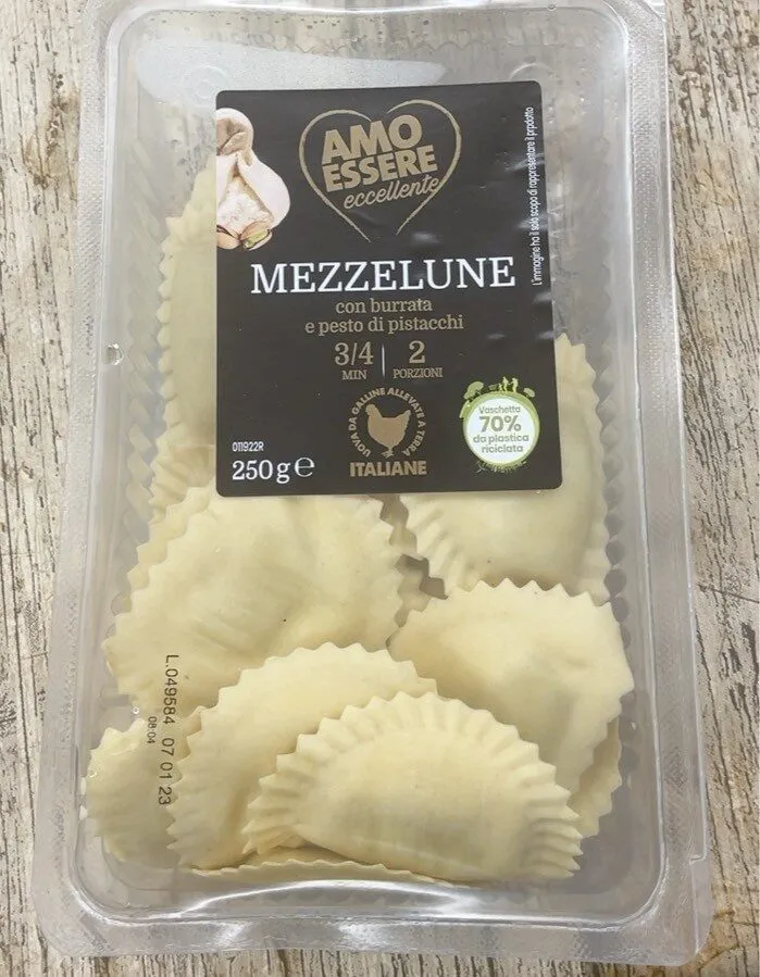 Mezzelune con burrata e pistacchi