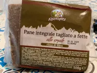 Pane integrale tagliato a fette