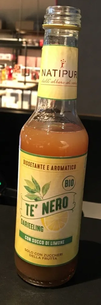 Te nero con succo di limone