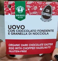 Uovo con cioccolato fondente e granella di nocciole