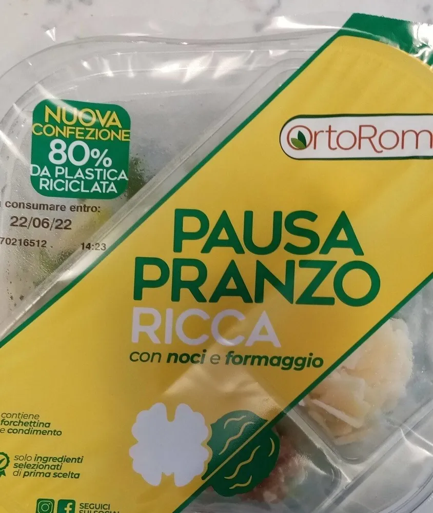 Pausa pranzo ricca con noci e formaggio