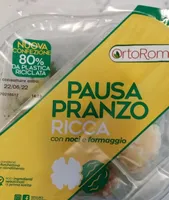 Pausa pranzo ricca con noci e formaggio