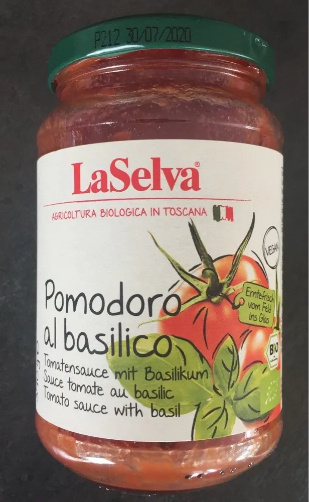 Tomato sauce with basil