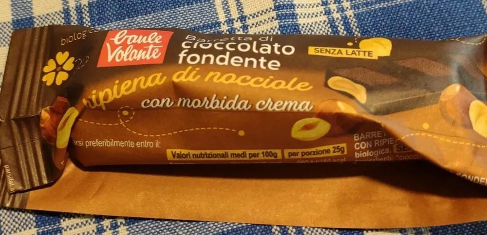 Barretta di cioccolato fondente ripiena di nocciole