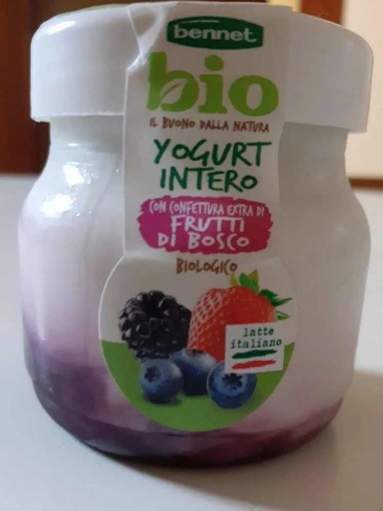 Yogurt intero con confettura extra di frutti di bosco