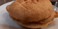 Panino farcito con cotoletta di pollo, formaggio edamer e maionese in bustina