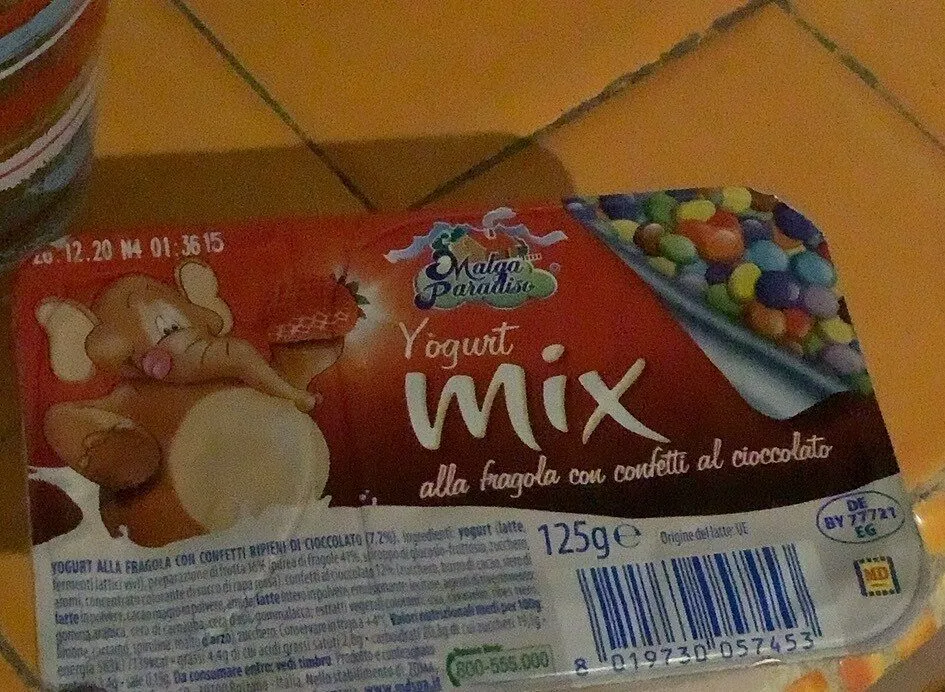 Yogurt mix alla fragola con confetti al cioccolato