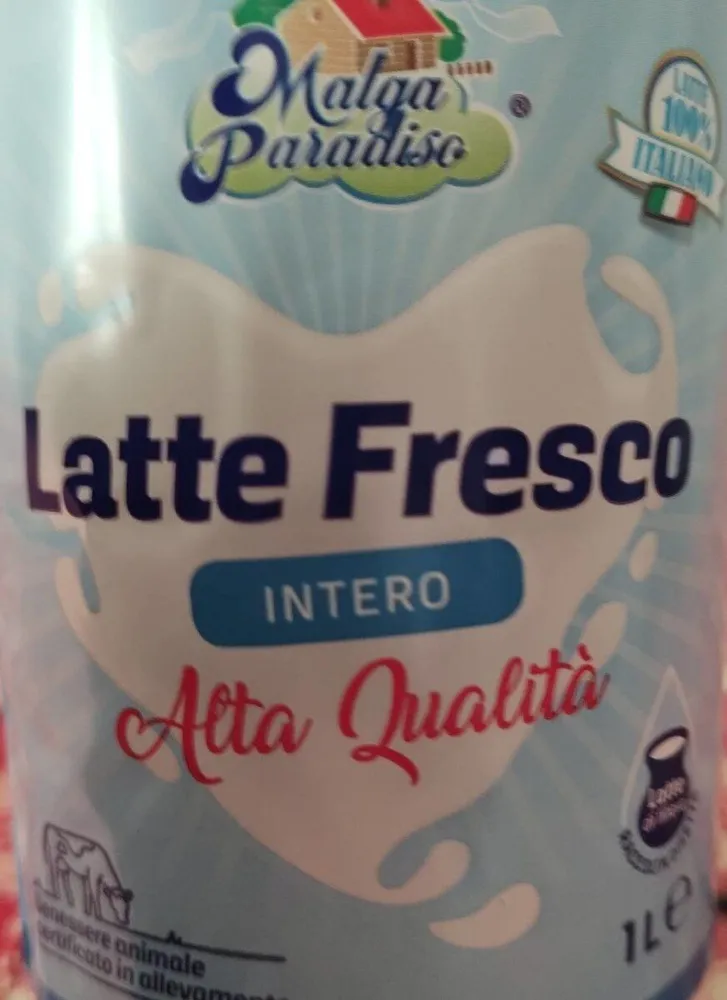 Latte fresco intero alta qualità