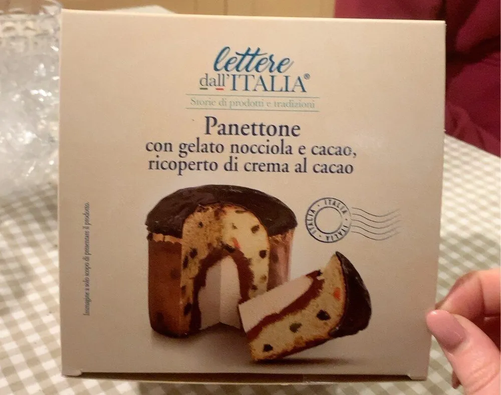 Panettone con gelato nocciola e cacao ricoperto