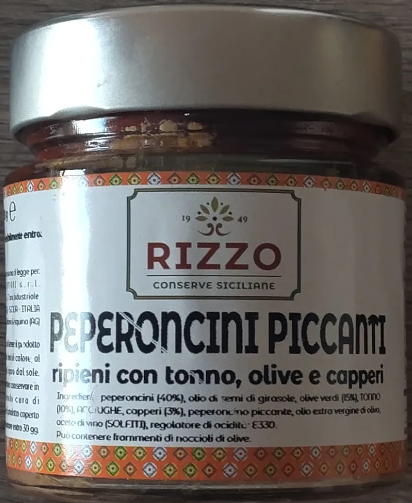 Peperoncini piccanti ripieni con tonno, olive e capperi