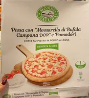 Pizza con mozzarella di bufala campana DOP e pomodori