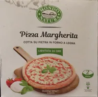 Pizza margherita cotta su pietra in forno a legna