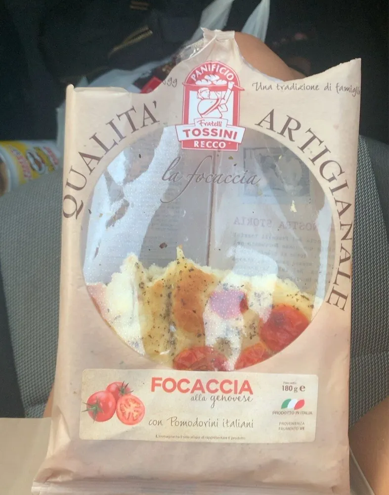Focaccia alla genovese con pomodorini