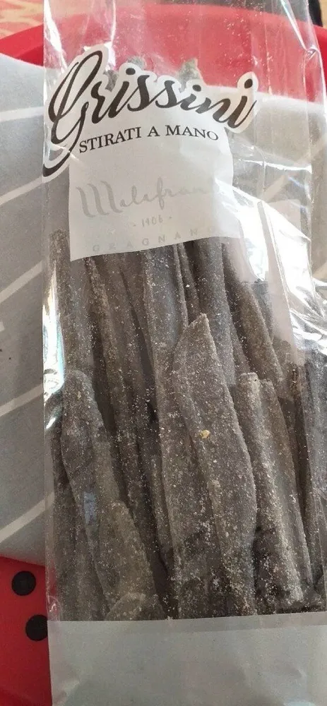 Gressins noirs étirés à la main