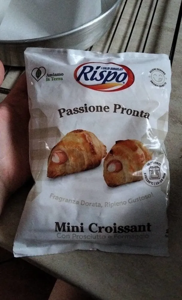 mini croissant con prosciutto e formaggio