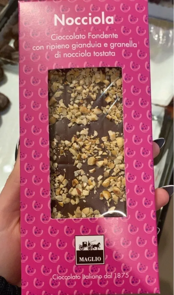 Cioccolato fondente con ripieno gianduja e granella di nocciola